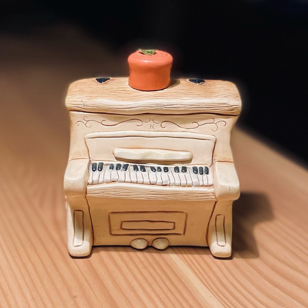 Vintage Pendelfin” Piano” Figurine